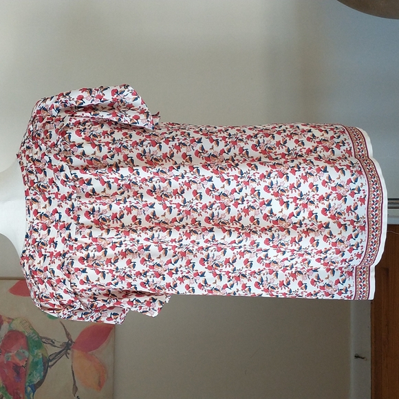 Max Studio short flutter sleeve v-neck blouse red cream blue floral  size M - Picture 5 of 7